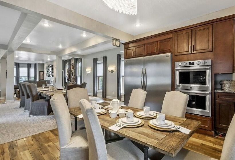 צימר The Cochrane House Luxury Historic Inn