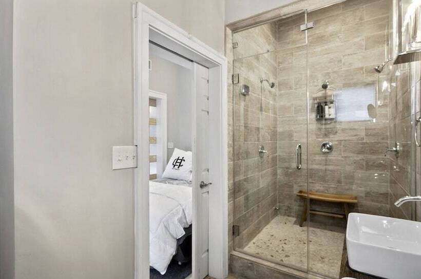 צימר The Cochrane House Luxury Historic Inn