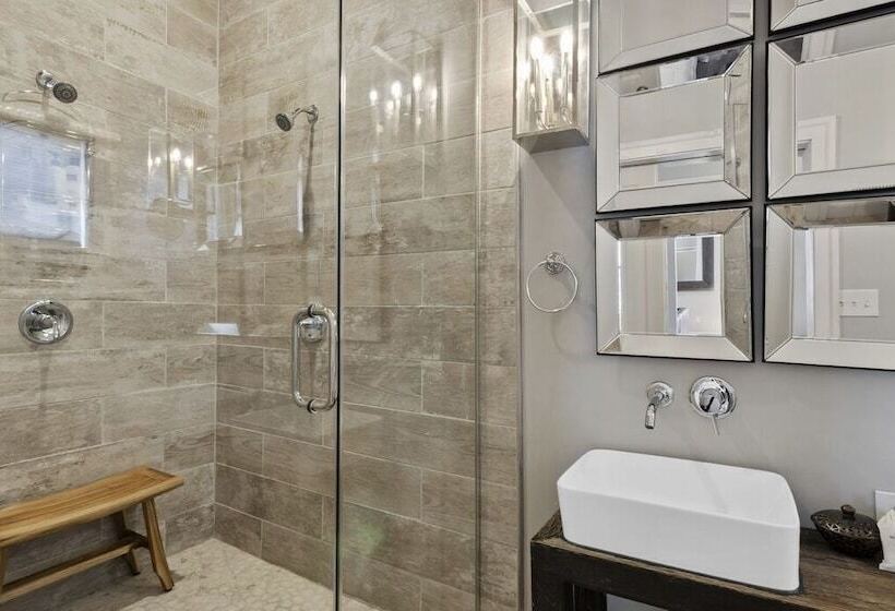 צימר The Cochrane House Luxury Historic Inn