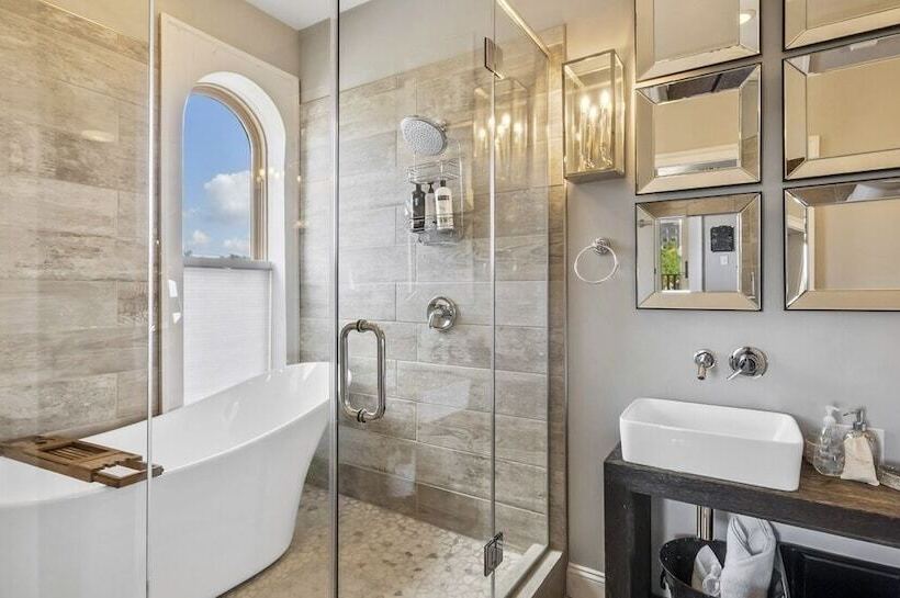 צימר The Cochrane House Luxury Historic Inn