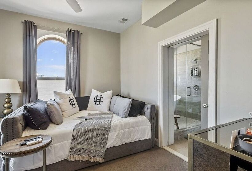 צימר The Cochrane House Luxury Historic Inn