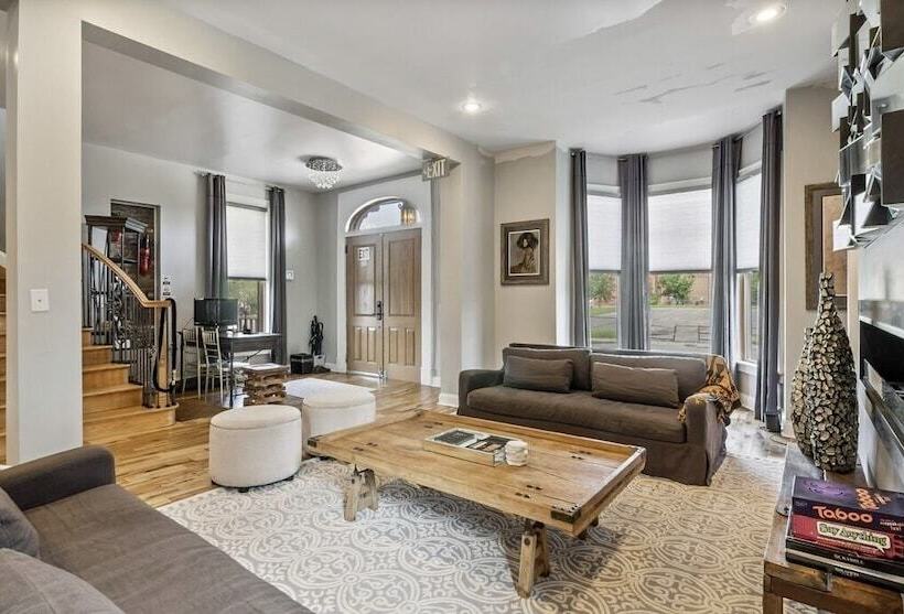 צימר The Cochrane House Luxury Historic Inn