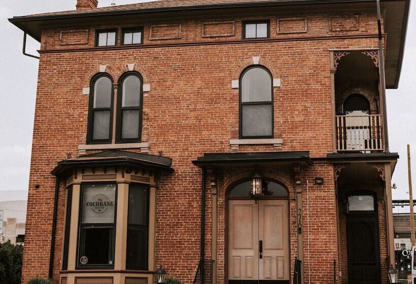 צימר The Cochrane House Luxury Historic Inn