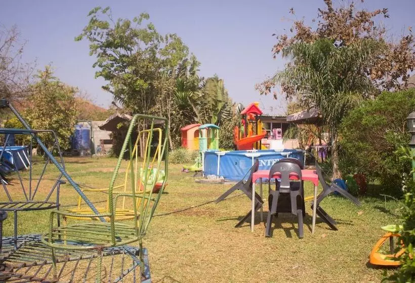 مسافرخانه Leget Lodges & Gardens