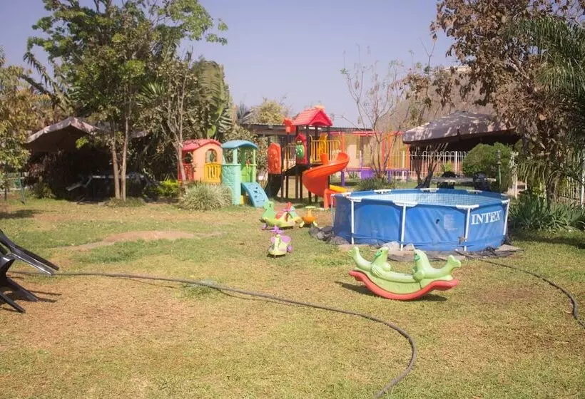 مسافرخانه Leget Lodges & Gardens