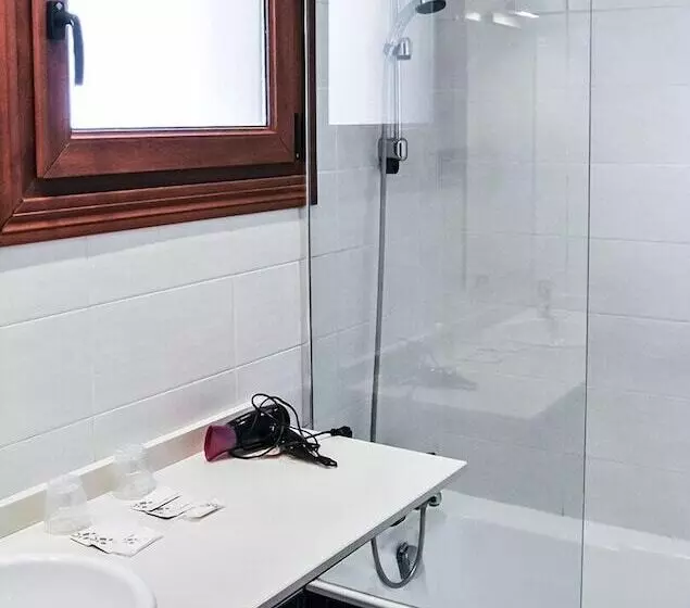 Hostal Y Albergue Haizea   Hostel