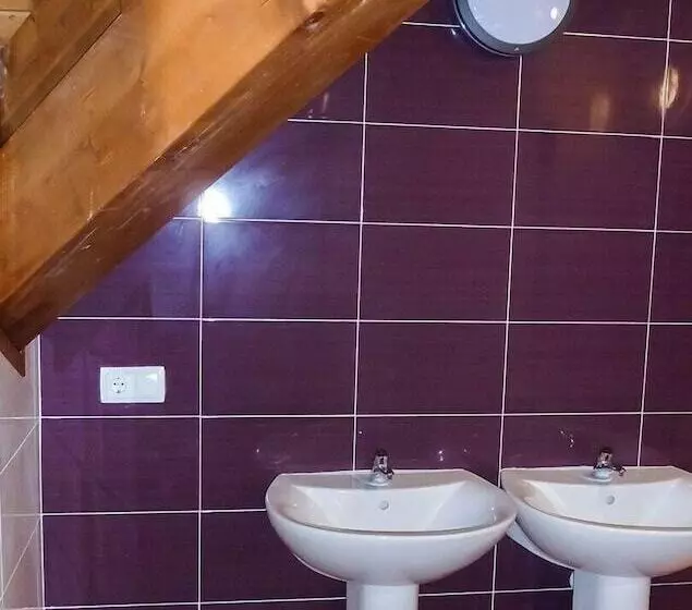 Hostal Y Albergue Haizea   Hostel