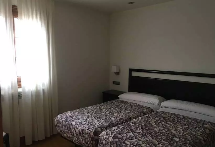 Hostal Y Albergue Haizea   Hostel