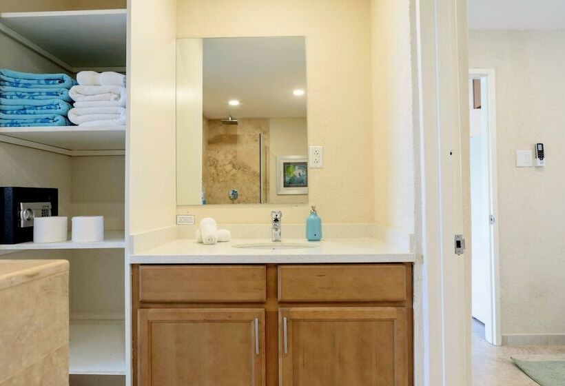 Lighthouse Look Apartments