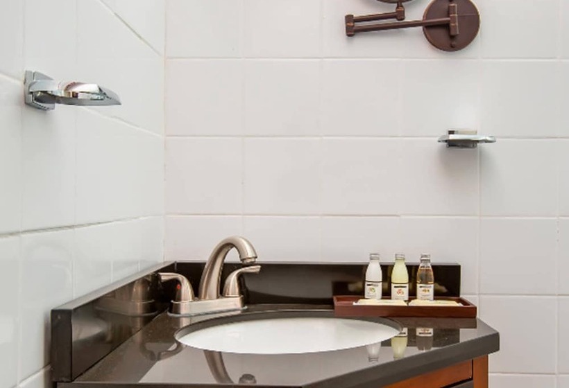 Village Cay Hotel And Marina