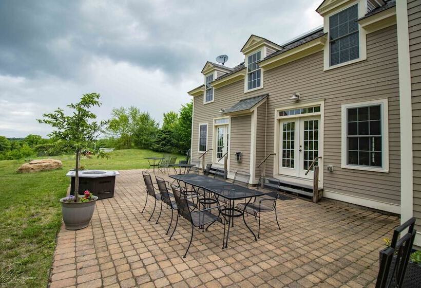 The Old Lantern Inn And Barn