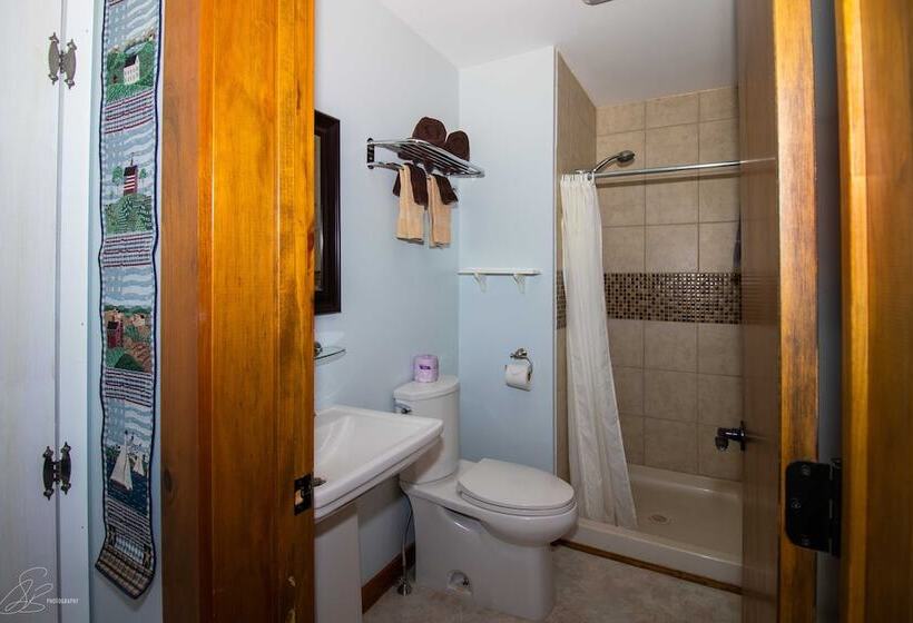 The Old Lantern Inn And Barn