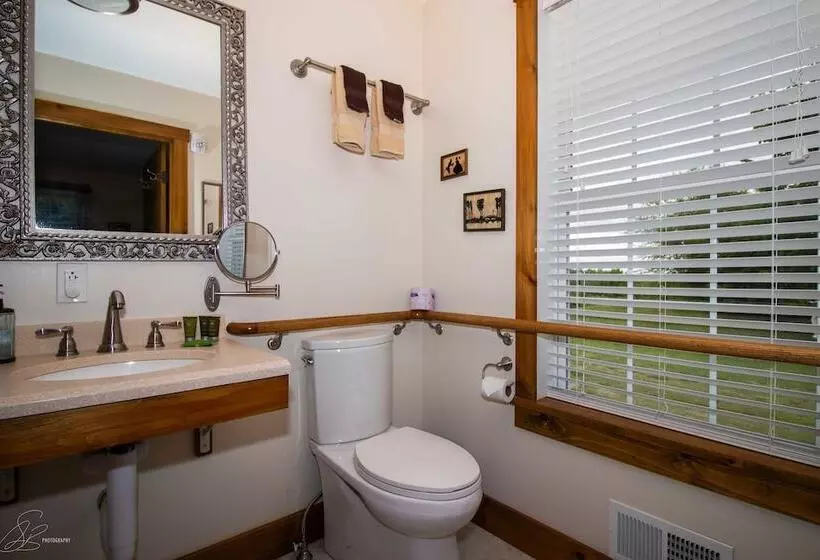 The Old Lantern Inn And Barn