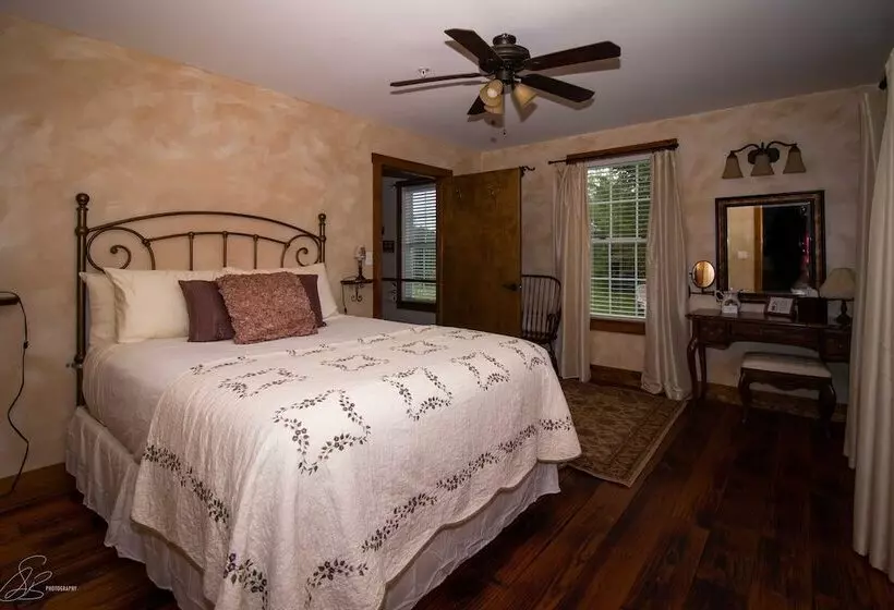 The Old Lantern Inn And Barn