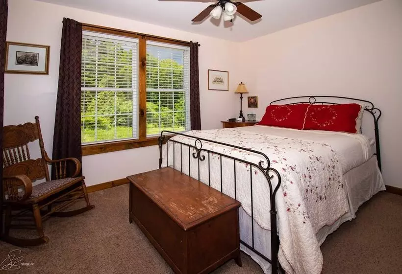 The Old Lantern Inn And Barn