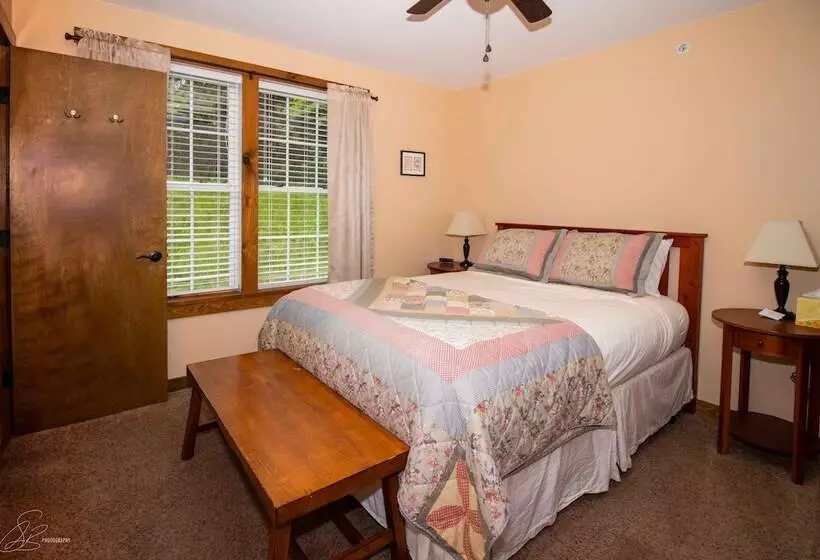 The Old Lantern Inn And Barn