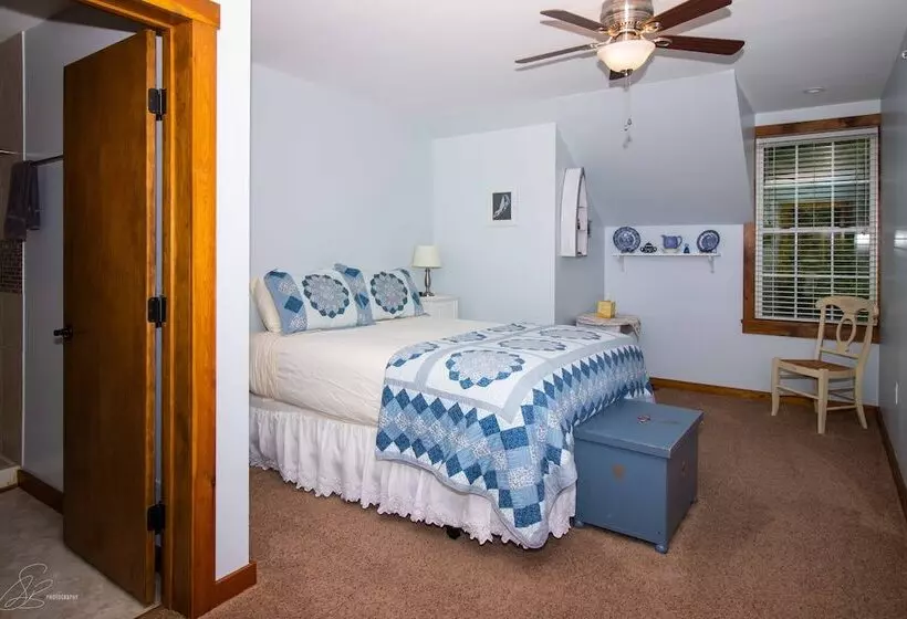 The Old Lantern Inn And Barn