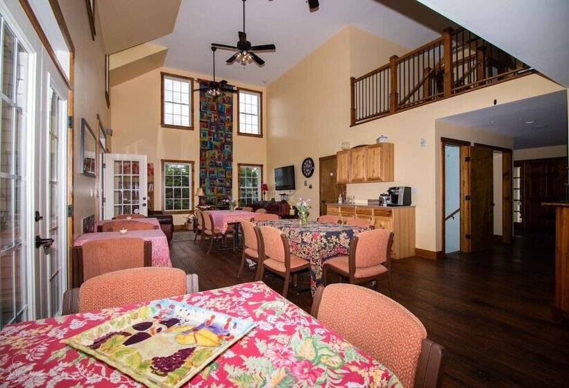 The Old Lantern Inn And Barn