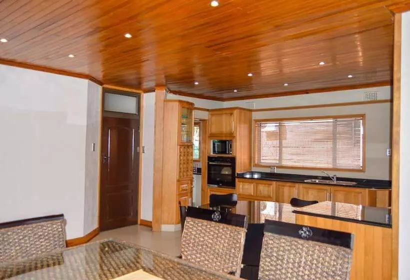 Majatalo Emangunini Guest House