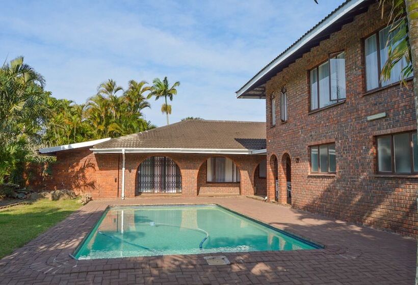 פנסיון Emangunini Guest House