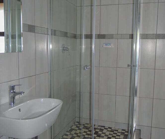 פנסיון Emangunini Guest House