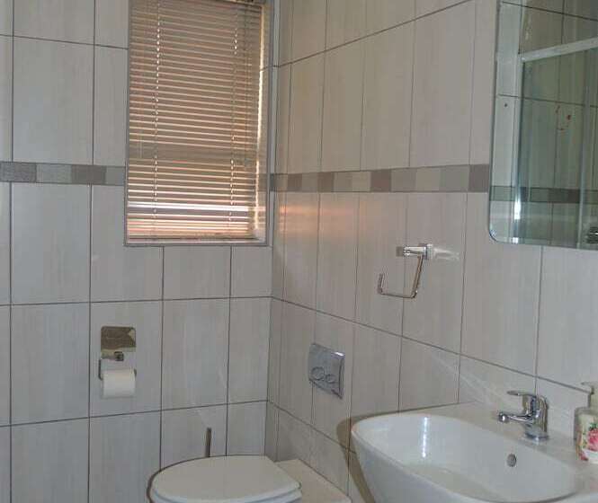 פנסיון Emangunini Guest House