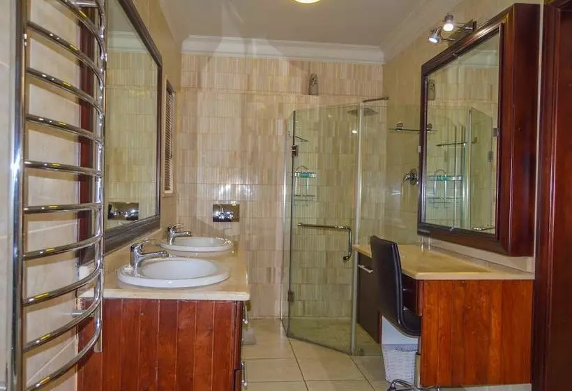 Majatalo Emangunini Guest House