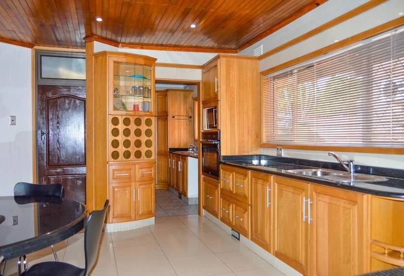 פנסיון Emangunini Guest House