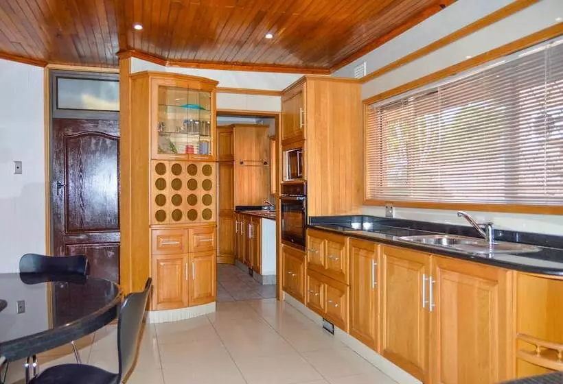 Majatalo Emangunini Guest House