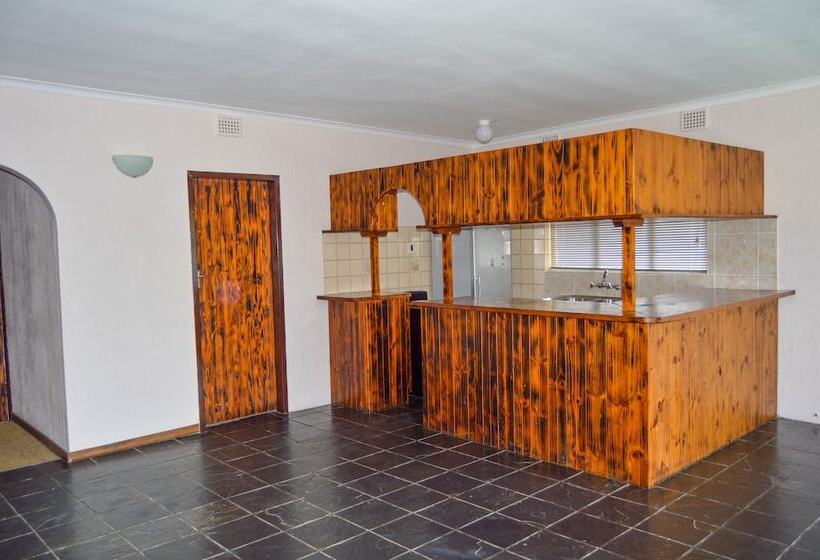 פנסיון Emangunini Guest House