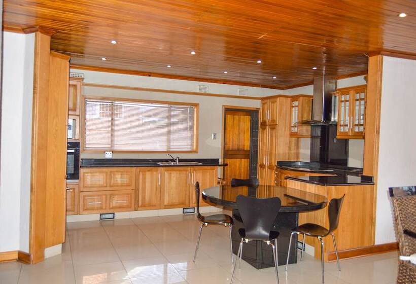 פנסיון Emangunini Guest House