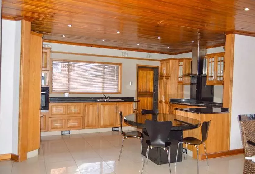 Majatalo Emangunini Guest House