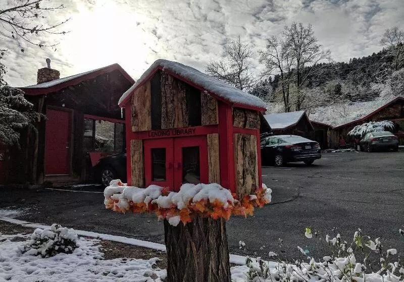 Foot Of The Mountain Motel