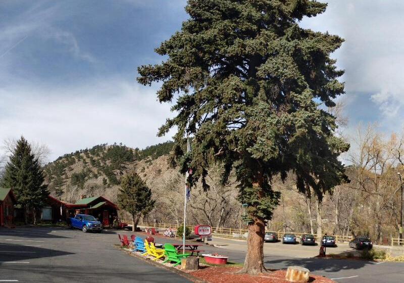 Foot Of The Mountain Motel