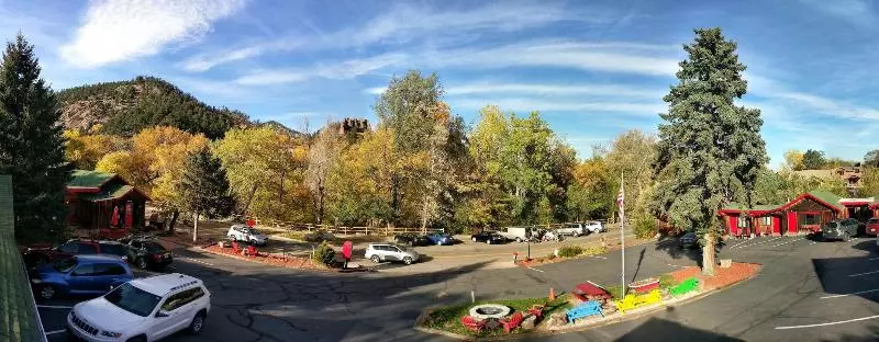 Foot Of The Mountain Motel