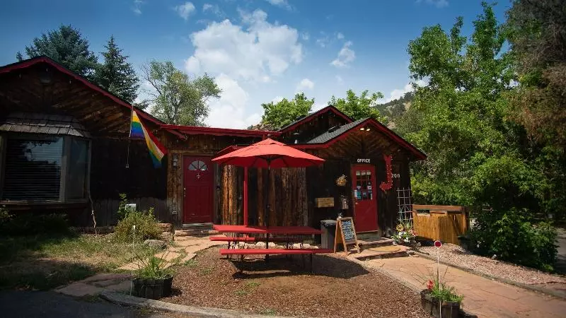 Foot Of The Mountain Motel