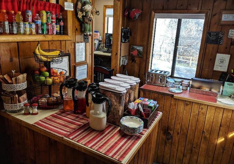 Foot Of The Mountain Motel