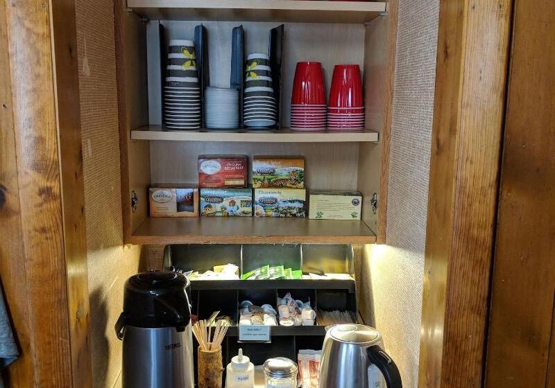 Foot Of The Mountain Motel