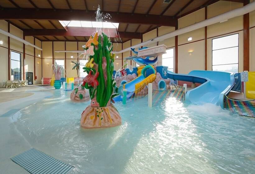 Grand Marquis Waterpark Hotel & Suites