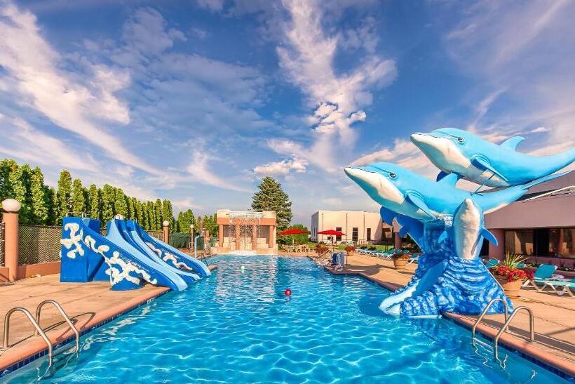 Grand Marquis Waterpark Hotel & Suites