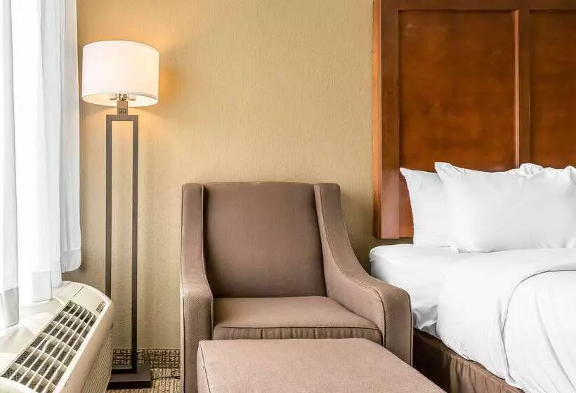 Отель Comfort Inn & Suites Aberdeen