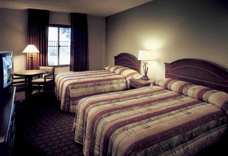 هتل Fiesta Rancho & Casino