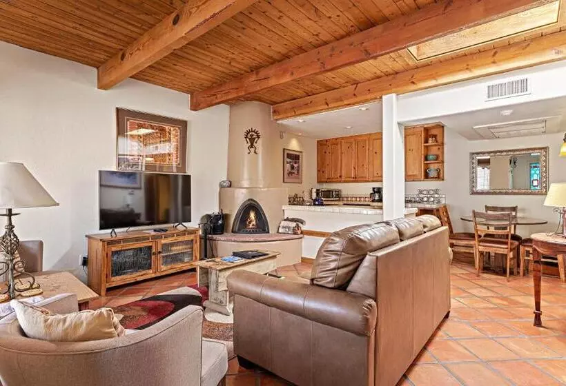 Отель Fort Marcy Suites By All Seasons Resort Lodging