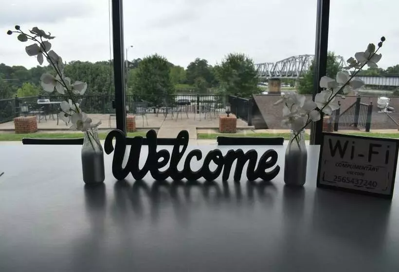 בית מלון כפרי Gadsden Inn And Suites