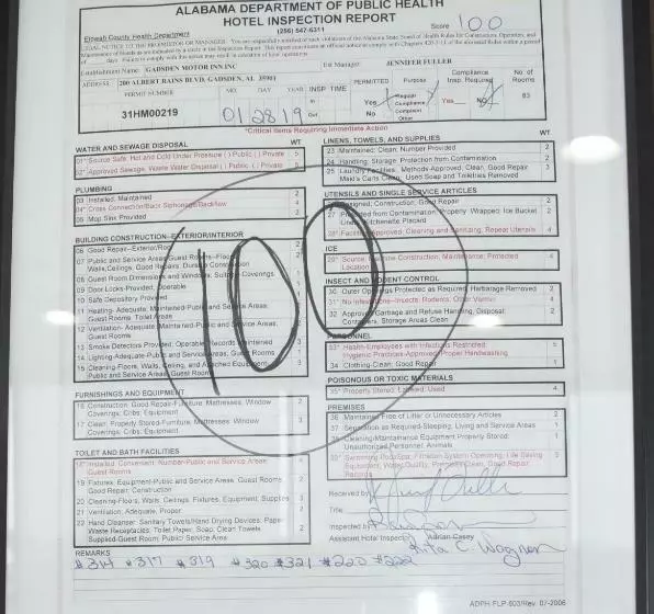 בית מלון כפרי Gadsden Inn And Suites