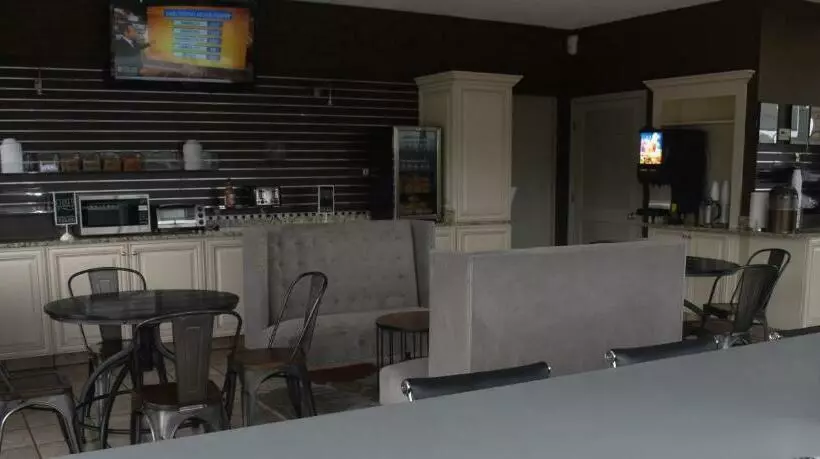 בית מלון כפרי Gadsden Inn And Suites