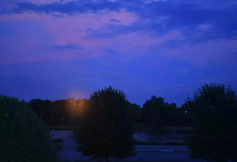 בית מלון כפרי Gadsden Inn And Suites