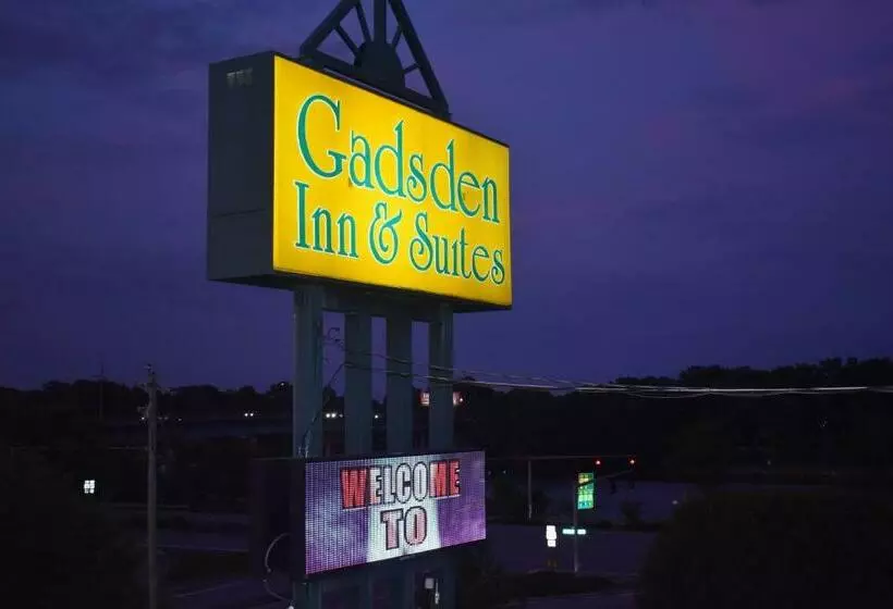 בית מלון כפרי Gadsden Inn And Suites