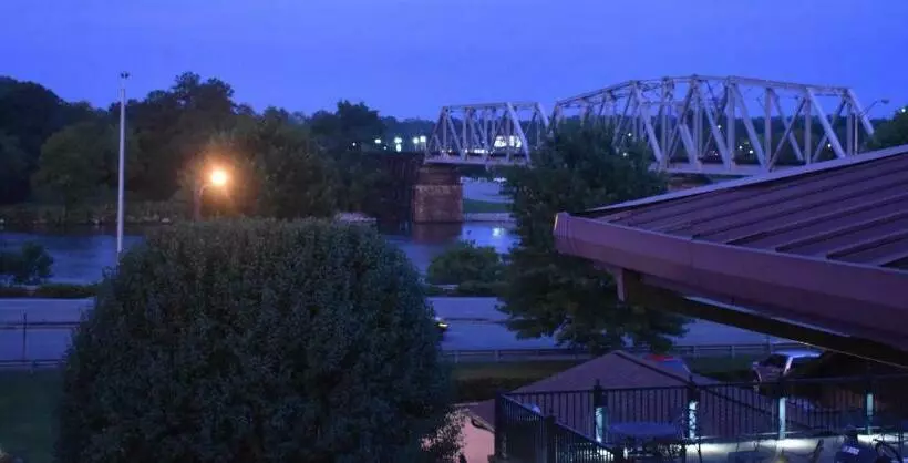 בית מלון כפרי Gadsden Inn And Suites