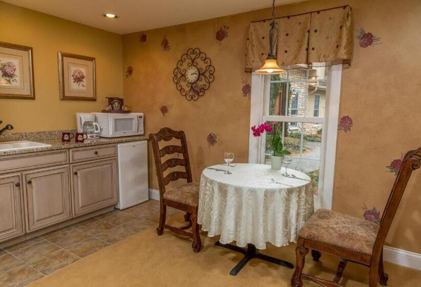 فندق Goldmoor Inn & Resort